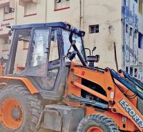மதுரையில் 10-க்கும் மேற்பட்ட வாகனங்களை புல்டோசரால் மோதி சேதப்படுத்திய 17 வயது சிறுவன் கைது