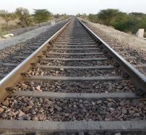 தண்டவாளத்தில் அசந்து தூங்கிய நபர்.. ரயில் மோதியும் அதிர்ஷ்டவசமாக உயிர் பிழைத்த அதிசயம்..!